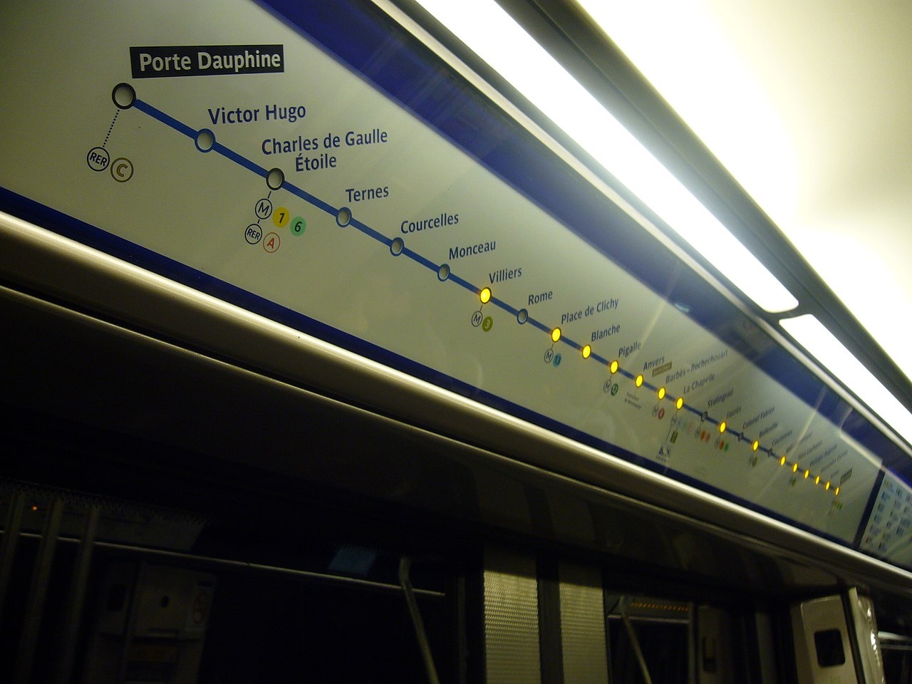 Plan lumineux de la ligne 2 du métro parisien n'allumant pas les bonnes stations (Adaptation par Florianclume de la photo de Greenski, CC BY-SA 4.0, https://commons.wikimedia.org/w/index.php?curid=3911218)